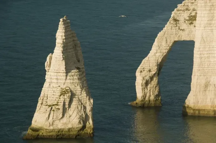 Framed Print : L Aiguille (Needle) and Porte d Aval arch, Etretat, Normandy, FRANCE