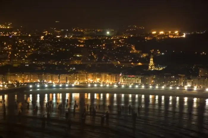 Framed Print : La Concha Bay and the city of Donostia-San Sebastian at night, Guipuzcoa, Basque Country Framed Print : La Concha Bay and the city of Donostia-San Sebastian at night, Guipuzcoa, Basque Country