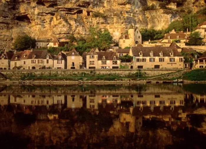 Framed Print : La Roque Gageac reflected in the Dordogne River, Perigord, France Framed Print : La Roque Gageac reflected in the Dordogne River, Perigord, France
