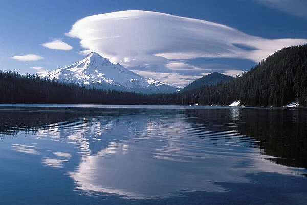 Large lenticular cloud hanging over Mt. Hood reflected in Lost Lake in the Oregon