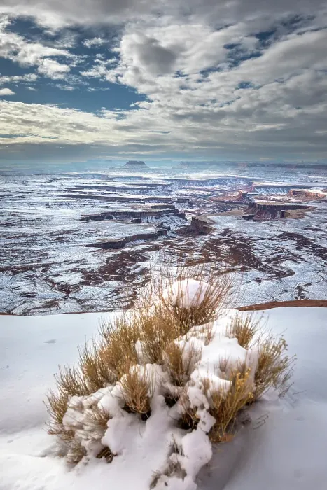 Framed Print : A light snowfall and contrasting orange-colored terrain define the rugged landscape of Canyonlands National Park Framed Print : A light snowfall and contrasting orange-colored terrain define the rugged landscape of Canyonlands National Park