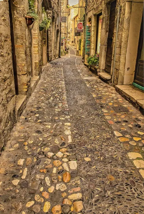 Framed Print : L'Isle-sur-la-Sorgue, Provence, France Framed Print : L'Isle-sur-la-Sorgue, Provence, France