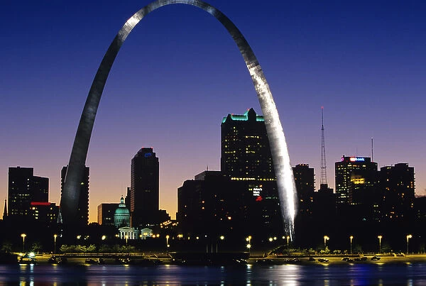 Looking across the Mississippi River to St Louis and Arch