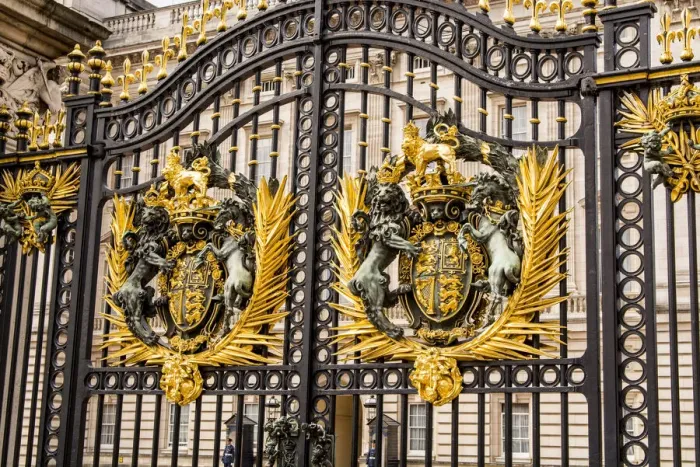 Framed Print : Main gates at Buckingham Palace, London, England Framed Print : Main gates at Buckingham Palace, London, England