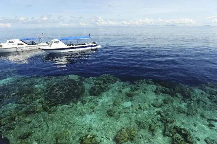 Framed Print : Malaysia, Borneo, Semporna Archipelago, Sipadan, diving boat arriving above transparent sea
