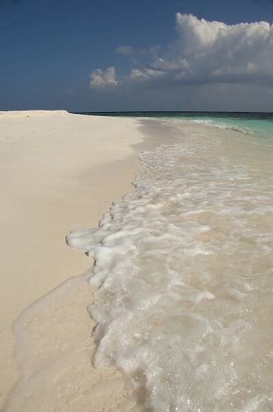 Maldives, North Male Atoll. White sand beaches on the island of Kuda Bandos