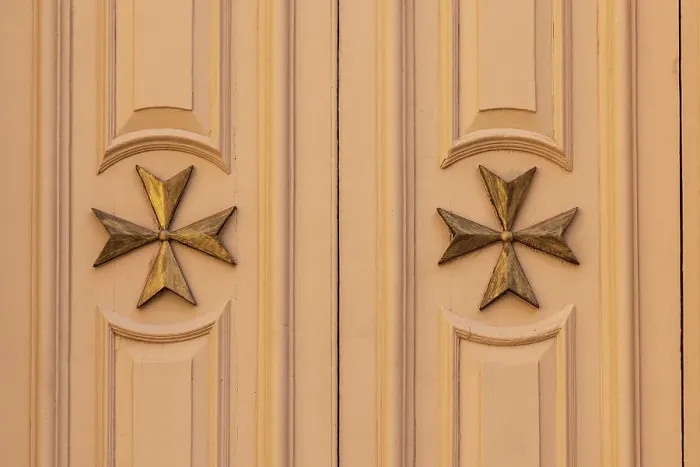 Framed Print : Malta, Birgu. Collegiate Parish Church of Saint Lawrence. Exterior. Door detail with Maltese Cross