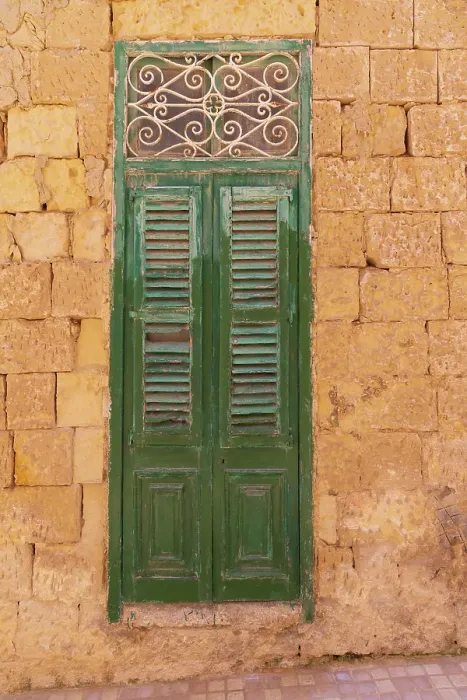 Framed Print : Malta, Birgu. Green shuttered door on stone wall