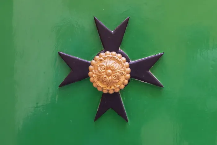 Framed Print : Malta, Birgu. Maltese Cross plaque on a green wall