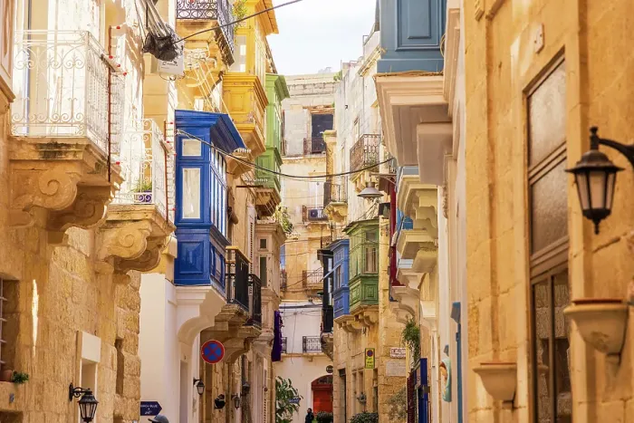 Framed Print : Malta, Birgu. Narrow street with many bay windows Framed Print : Malta, Birgu. Narrow street with many bay windows