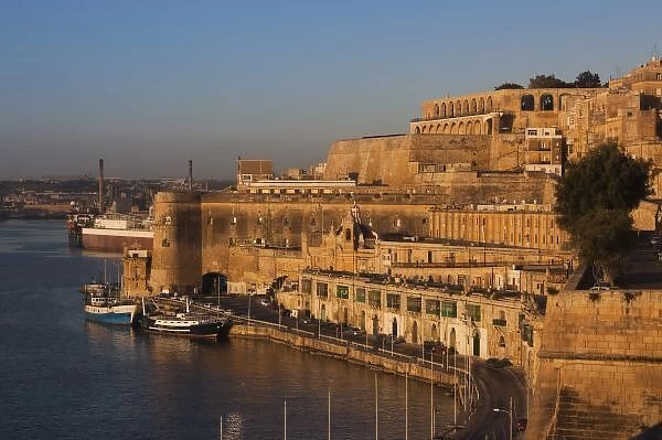 Malta, Valletta, harbor view from Lower Barrakka Gardens, dawn