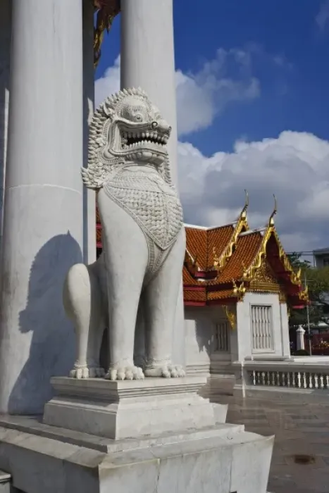 Framed Print : Marble Lion at entrance to the Ordination Hall (Ubosot Hall) at Wat Benchamabophit