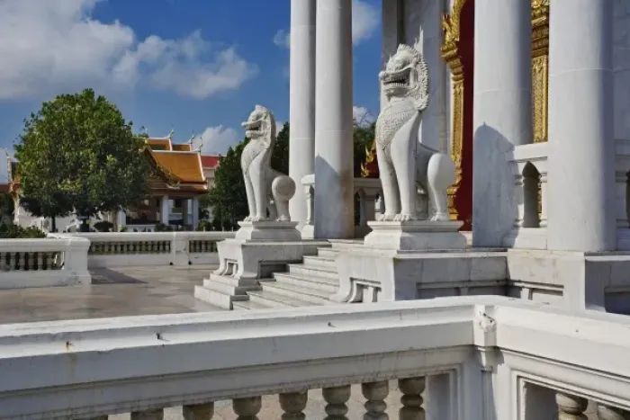 Framed Print : Marble Lions at entrance to the Ordination Hall (Ubosot Hall) at Wat Benchamabophit