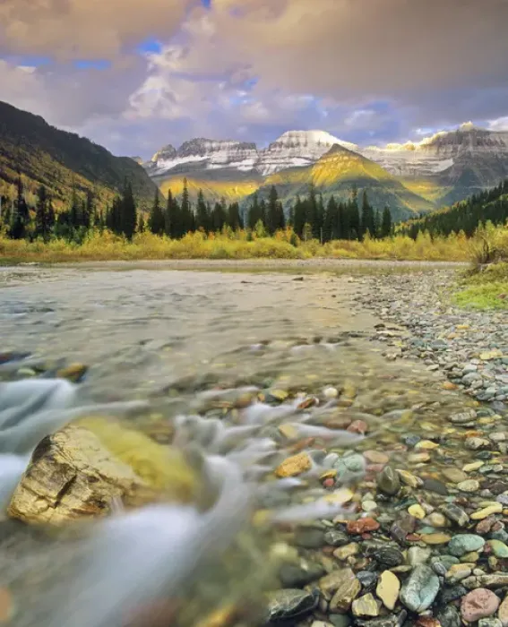 Framed Print : McDonald Creek with the Garden Wall in autumn in Glacier National Park, Montana, USA Framed Print : McDonald Creek with the Garden Wall in autumn in Glacier National Park, Montana, USA