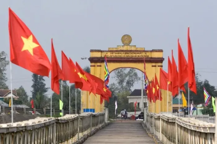 Framed Print : Memorial portal to Ho Chi Minh at the Hien Luong Bridge spanning the Ben Hai River Framed Print : Memorial portal to Ho Chi Minh at the Hien Luong Bridge spanning the Ben Hai River