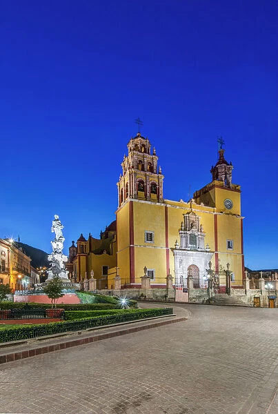 Mexico, Guanajuato, Guanajuato, Plaza de La Paz at Dawn
