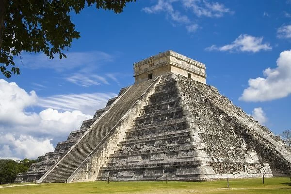 Mexico, Quintana Roo, near Cancun, Chichen Itza, El Castillo (the Castle) or Pyramid of Kukulcan