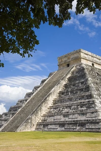 Mexico, Quintana Roo, near Cancun, Chichen Itza, El Castillo (the Castle) or Pyramid of Kukulcan