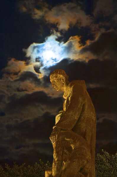 Mexico, San Miguel de Allende, The Jardin, Statue of Fray Juan de San Miguel at night