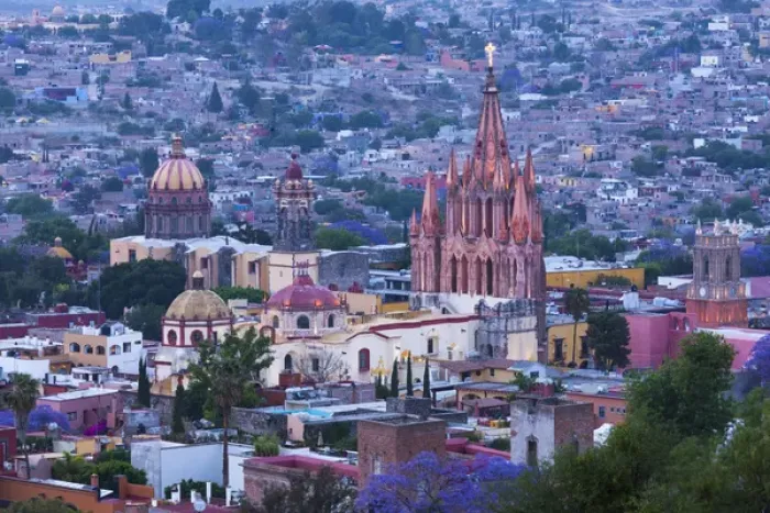 Framed Print : Mexico, San Miguel de Allende. La Parroquia de San Miguel Arcangel Church dominates Framed Print : Mexico, San Miguel de Allende. La Parroquia de San Miguel Arcangel Church dominates