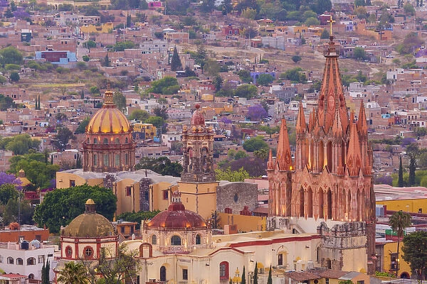 Mexico, San Miguel de Allende. Overview of the Parroquia church and city. Credit as