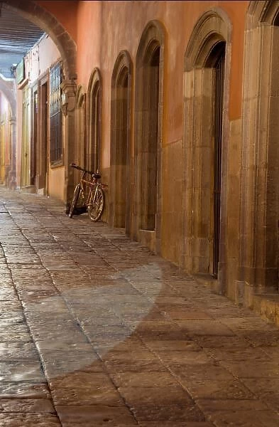 Mexico, San Miguel de Allende, Sidewalk with bicycle and archways