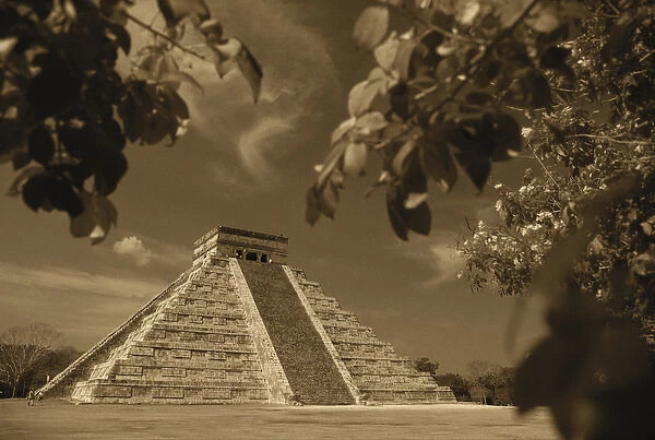 Mexico, Yucatan Peninsula, Chichen Itza, View of el castillo pyramid