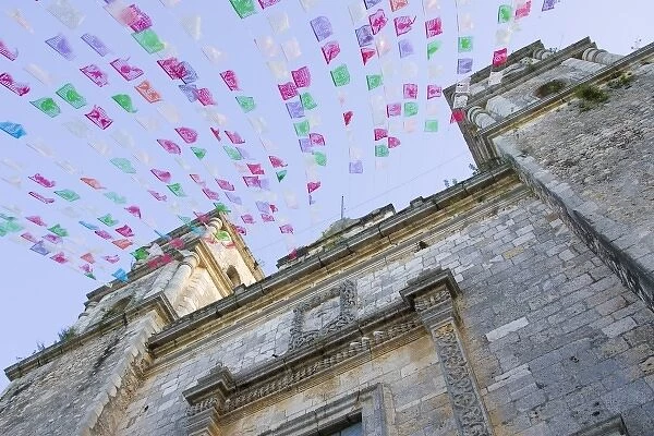 Mexico, Yucatan, Valladolid, La Parraquia de San Servacio church on Plaza Mayor