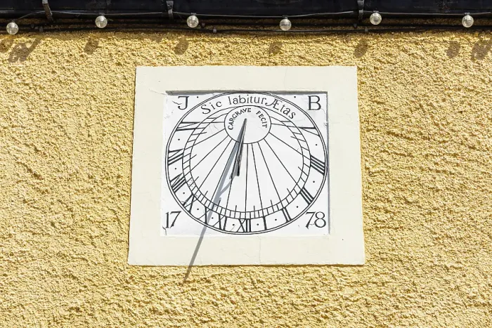 Framed Print : Middleham, Wensleydale, North Yorkshire, England. Sundial at the ruins of Middleham Castle. (Editorial Use Only) Framed Print : Middleham, Wensleydale, North Yorkshire, England. Sundial at the ruins of Middleham Castle. (Editorial Use Only)