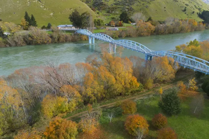 Framed Print : Millers Flat Bridge, Clutha River and autumn trees, Central Otago, South Island