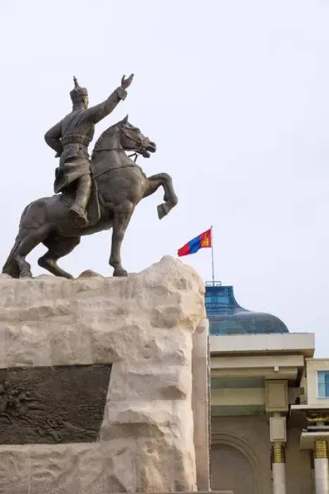 Framed Print : Mongolia, Ulaanbaatar. Statue of Mongolian revolutionary hero Damdin Sukhbaatar, Sukhbaatar Square