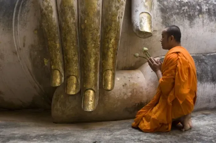 Framed Print : Monk making offering to Wat Si Chum Buddha Framed Print : Monk making offering to Wat Si Chum Buddha