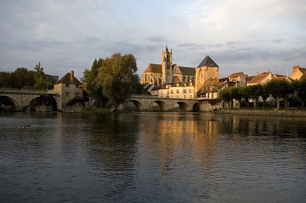 Moret-sur-Loing, River Loing, Seine-et-Marne, Ile de France, France