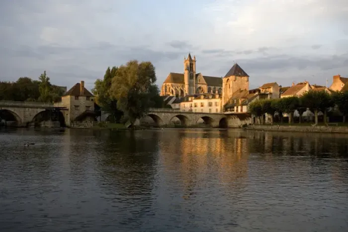 Framed Print : Moret-sur-Loing, River Loing, Seine-et-Marne, Ile de France, France