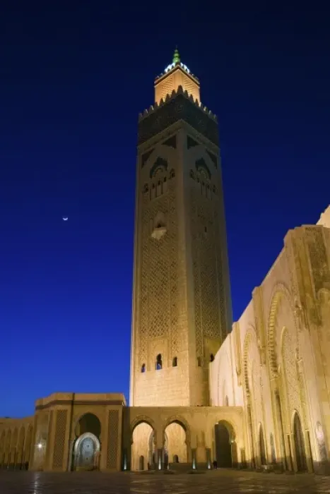 Framed Print : MOROCCO, Casablanca: Hassan II Mosque (b. 1993), Exterior / Evening Holds 25, 000 Worshipers Framed Print : MOROCCO, Casablanca: Hassan II Mosque (b. 1993), Exterior / Evening Holds 25, 000 Worshipers