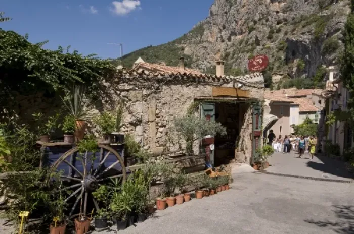 Framed Print : Moustiers-Sainte-Marie, Provence, France