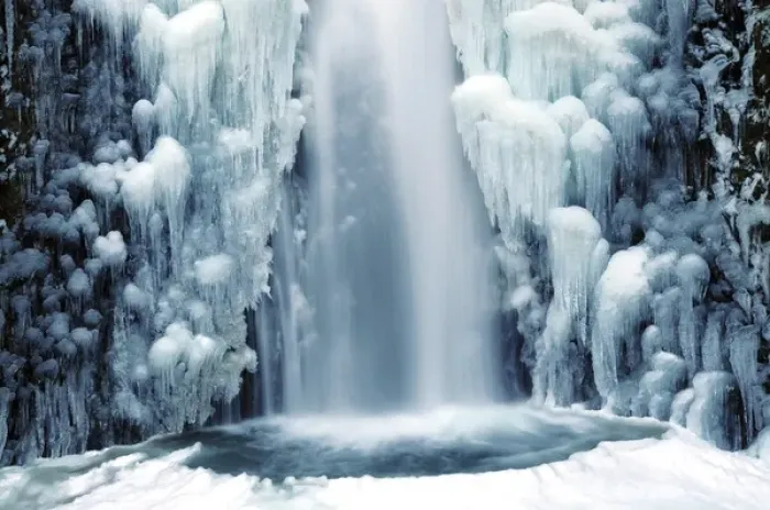 Framed Print : Multnomah Falls in Winter: Columbia Gorge, Oregon, USA Framed Print : Multnomah Falls in Winter: Columbia Gorge, Oregon, USA