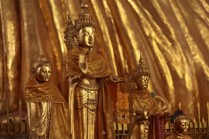 Framed Print : Myanmar, Burma, Yangon. Interior shot of Chaukhtatgyi Temple, with golden statues Framed Print : Myanmar, Burma, Yangon. Interior shot of Chaukhtatgyi Temple, with golden statues