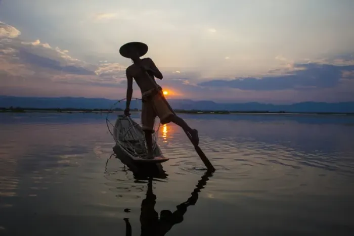 Framed Print : Myanmar, Inle Lake. Fisherman rowing at sunset Framed Print : Myanmar, Inle Lake. Fisherman rowing at sunset