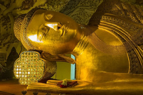 Myanmar. Mandalay. Kusinara pagoda. Reclining buddha