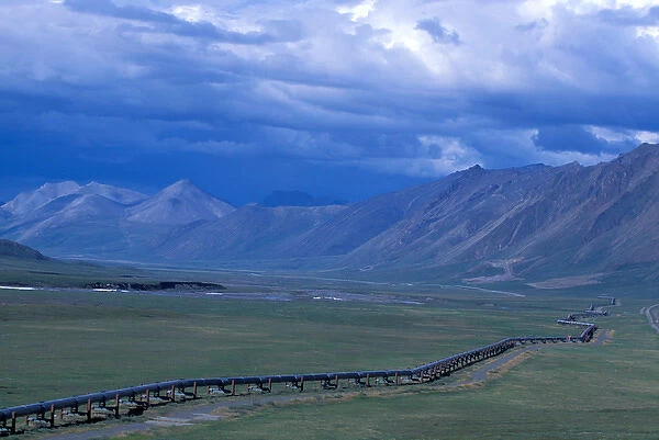 NA, USA, Alaska, Brooks Range, The James Dalton Highway and Trans-Alaska Pipeline