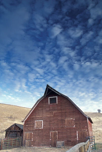 NA, USA, NE Oregon, Wallowa County, red barn