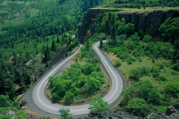 NA, USA, Oregon. Horseshoe bend of highway 30 from Rowena Plateau