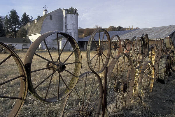 NA, USA, Washington, Uniontown Wheel-fence barn