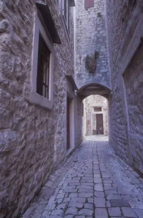 Framed Print : A narrow cobbled street in the back roads area of old town Trogir. Central Dalmatia