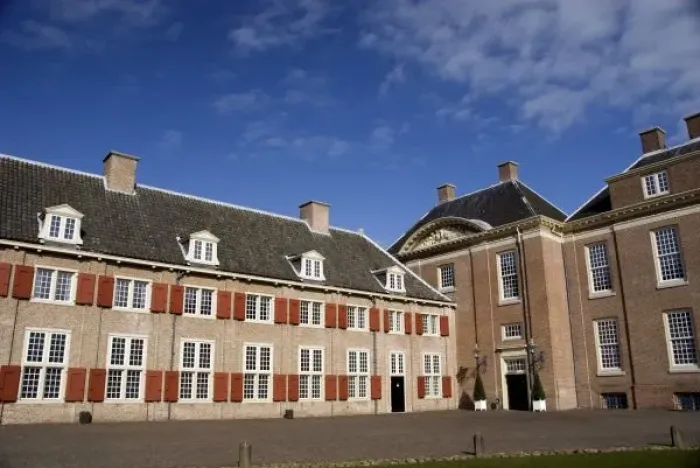 Framed Print : Netherlands (aka Holland), Apeldoorn near Arnhem. National Museum Paleis Het Loo Framed Print : Netherlands (aka Holland), Apeldoorn near Arnhem. National Museum Paleis Het Loo
