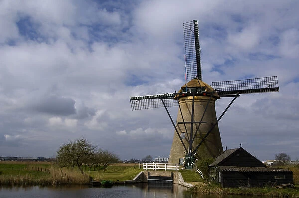 Netherlands (aka Holland), Kinderdijk. 19 historic windmills situated at the convergence