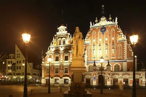 The night view of statue of Roland in Town Hall Square with the House of Blackheads