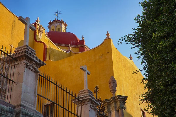 North America; Mexico; Ganajuanto; Basilica Coelgiata de Nuestra with its colorful