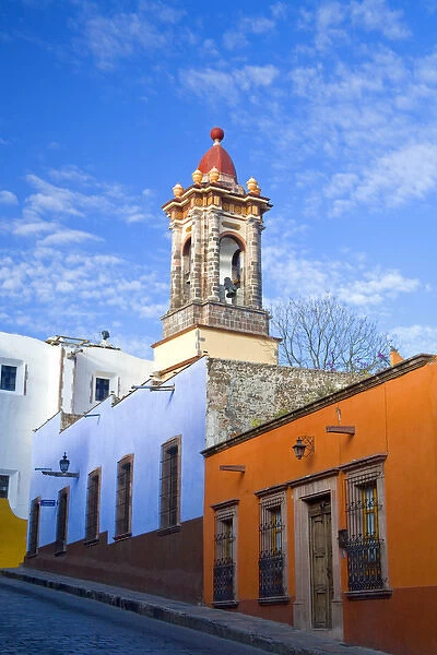 North America, Mexico, Guanajuato state, San Miguel de Allende. Street scene with